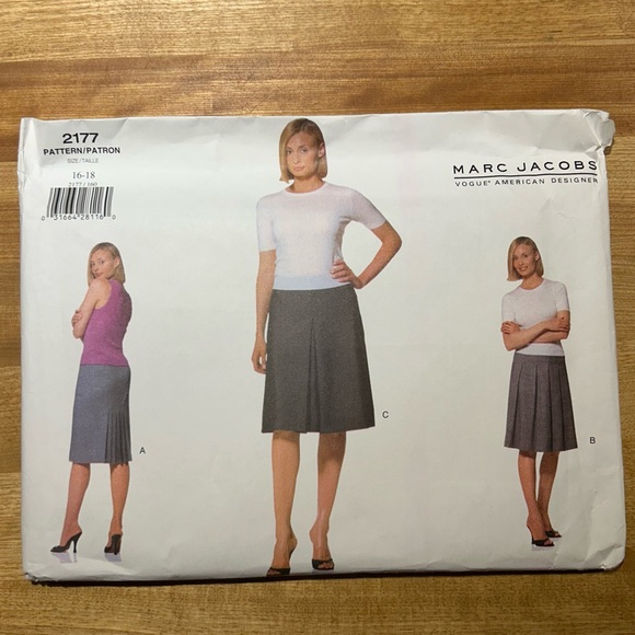 🪡 Vogue Marc Jacobs Selection of Skirts Sewing Pattern 2177 - Picture 2 of 5